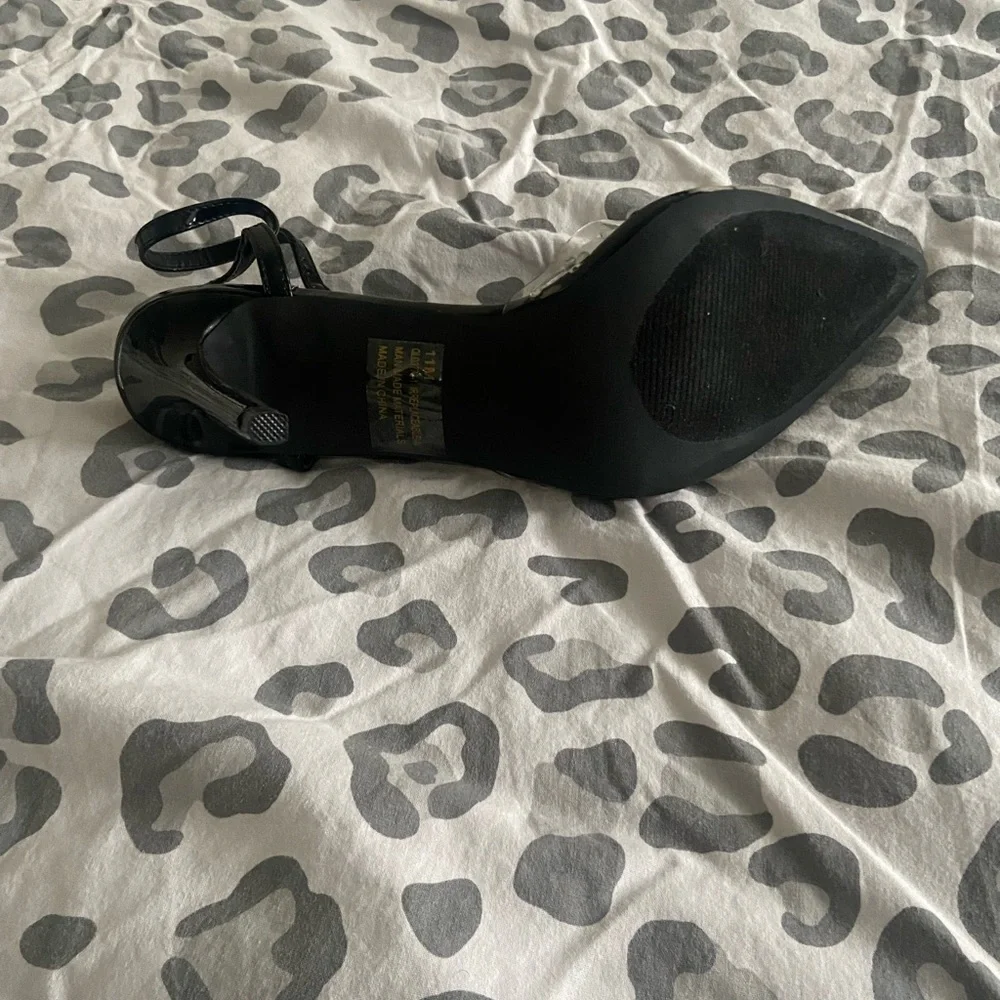 Transparent Rhinestone pump - Picture 4 of 9